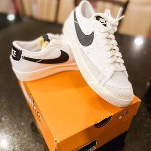 Women size 6 Blazers Low ‘77